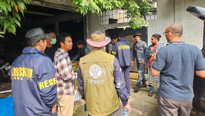 biro-korwas-ppns-bareskrim-dan-kemenhut-geledah-gudang-yang-simpan-sanca-hijau-papua-di-bekasi-1780147788513_169