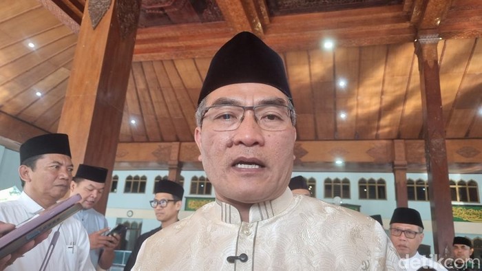 bupati-bantul-abdul-halim-muslih-saat-memberikan-keterangan-di-masjid-agung-manunggal-bantul-rabu-2752026-1779849213586_169
