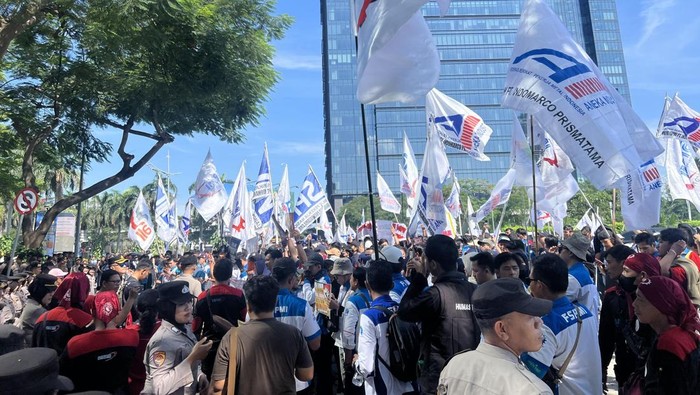 buruh-indomaret-demo-di-pik-adhfardetikcom-1779764761263_169