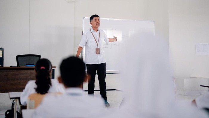 dari-madura-ke-kupang-junaidi-mewakafkan-diri-di-sekolah-rakyat-1779421717248_169