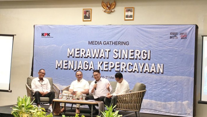 deputi-penindakan-dan-eksekusi-kpk-asep-guntur-rahayu-tiga-dari-kiri-fadildetikcom-1779295610205_169