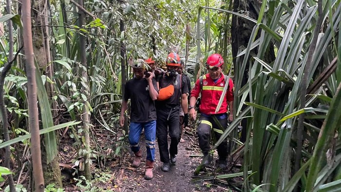evakuasi-jasad-wn-singapura-pendaki-gunung-dukono-dok-bnpb-1778401734625_169-2