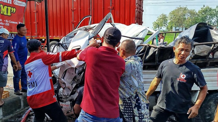 Solution For: Mobil Ringsek Usai Tabrak Tembok di Sragen, Tangan Sopir Putus
