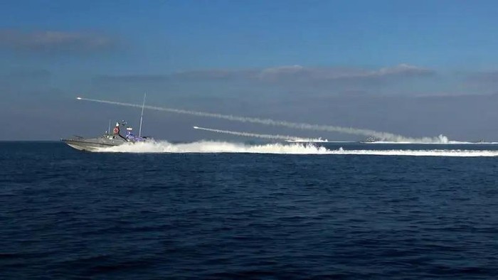 garda-revolusi-iran-tembakkan-roket-dari-sejumlah-kapal-dalam-latihan-militer-di-perairan-teluk-1769746965305_169