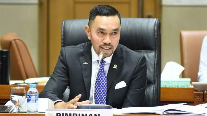 gaya-sederhana-ahmad-sahroni-yang-suka-makan-nasi-bungkus_169
