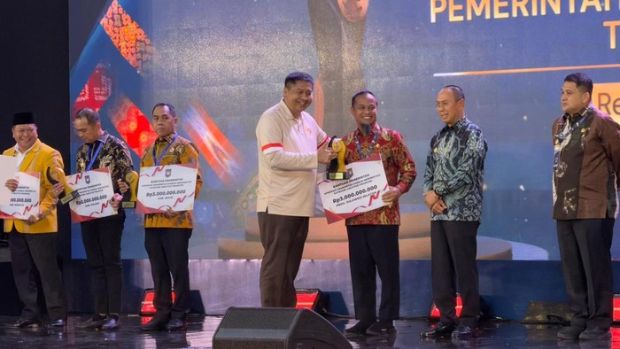 gubernur-andi-sudirman-menerima-langsung-penghargaan-terbaik-1-creative-financing-2026-di-kendari-dokumen-istimewa-1780110745486_169