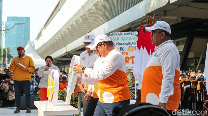 Gubernur Pramono Resmikan Gerakan Pilah Sampah saat CFD Perdana di Rasuna Said