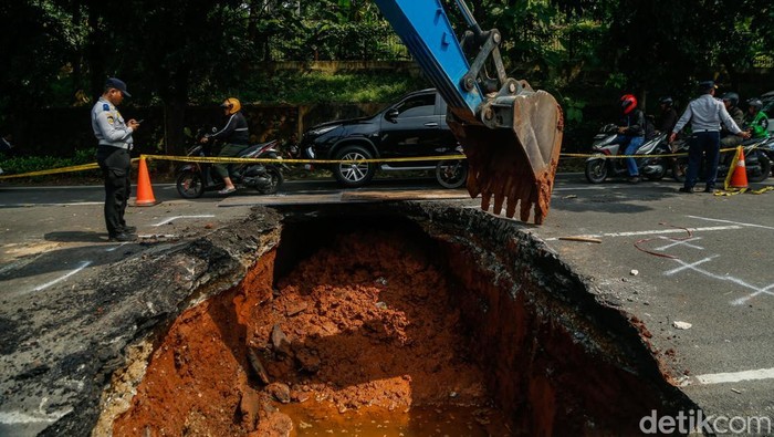 jalan-amblas-di-lenteng-agung-bikin-macet-panjang-1780029601542_169