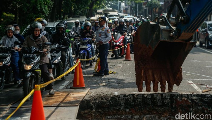 jalan-amblas-di-lenteng-agung-bikin-macet-panjang-1780029601840_169