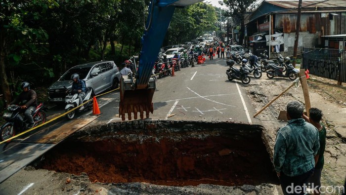 jalan-amblas-di-lenteng-agung-bikin-macet-panjang-1780029601963_169