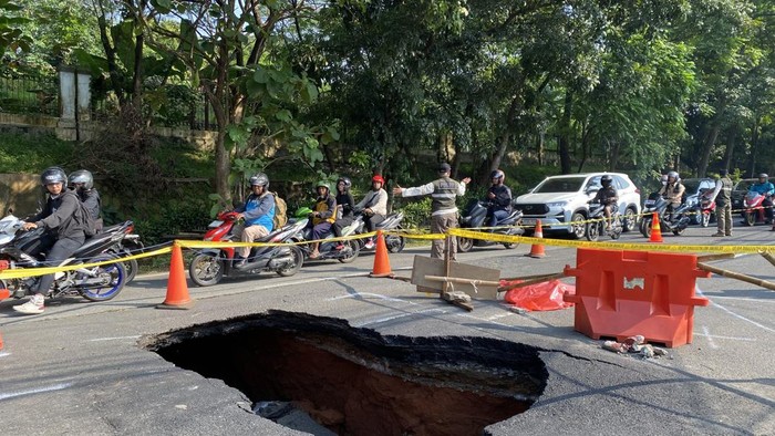 SDA Jaksel Ungkap Penyebab Jalan di Lenteng Agung Amblas