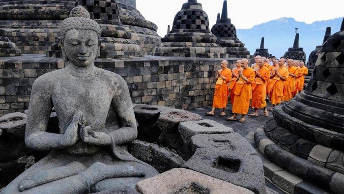 jelang-waisak-biksu-ikuti-ritual-di-borobudur-1780139060561_169