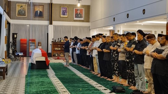 jenazah-eks-menteri-pertahanan-ryamizard-ryacudu-disalatkan-di-kediamannya-di-perumahan-puri-wira-bhakti-11b-cikeas-bogor-1780229594368_169