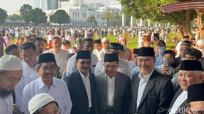 jusuf-kalla-usai-salat-idul-adha-di-masjid-al-azhar-jaksel-tengah-ondangdetikcom-1779849589354_169