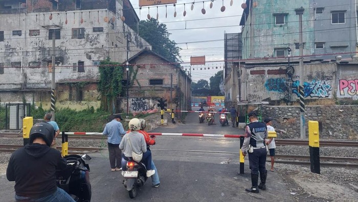 kai-buka-suara-soal-pemasangan-palang-pintu-sementara-di-perlintasan-ampera-bekasi-timur-1777600871676_169