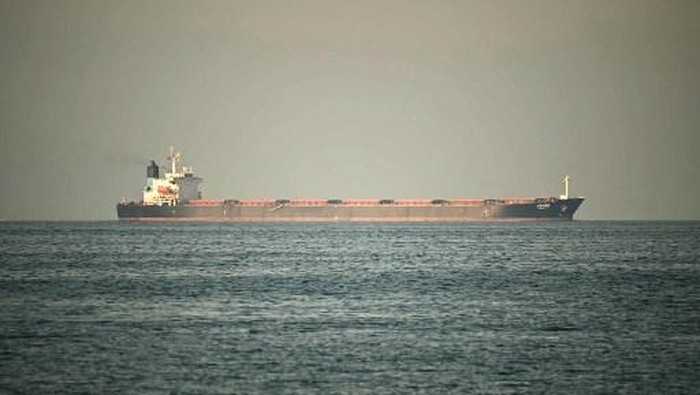 kapal-kargo-berlayar-di-selat-hormuz-pada-februari-lalu-beberapa-hari-sebelum-perang-berkecamuk-1777971901697_169