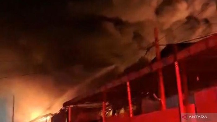 Kebakaran di Pergudangan Miami Jakbar Hanguskan 4 Gudang Paket