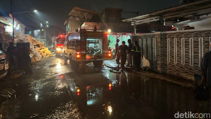 Important Visit: 7 Rumah Warga Terbakar Imbas Kebakaran Gudang Limbah Gandamekar Bekasi