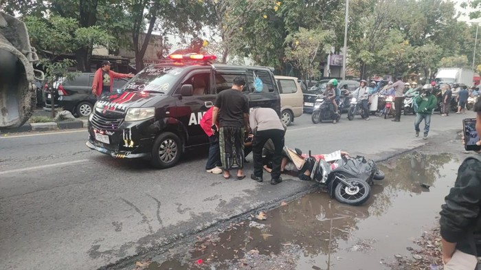 kecelakaan-melibatkan-2-anak-yang-berboncengan-motor-dengan-truk-molen-kedua-anak-meninggal-terlindas-truk-1778937114950_169