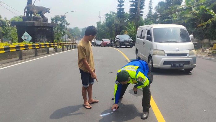 What Happened During: Pikap Tabrak 2 Motor di Tanjakan Selarong Puncak Bogor, 3 Orang Luka