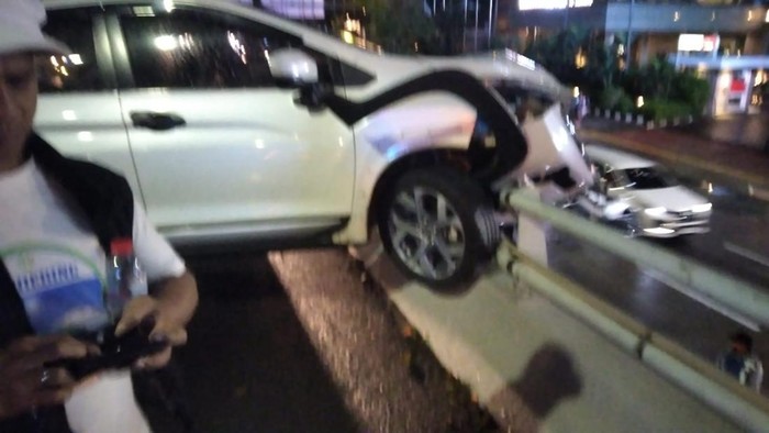 kecelakaan-mobil-di-tol-dalkot-minggu-2452026-1779634709424_169
