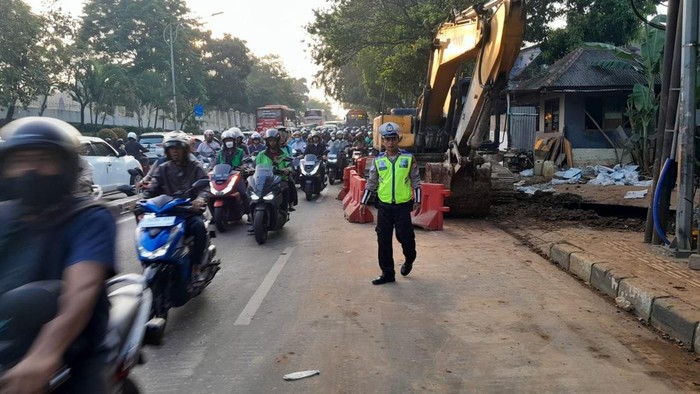 Ada Proyek Galian – Lalin di TB Simatupang Jaksel Macet Senin Pagi