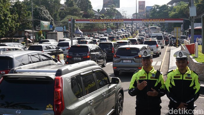 kendaraan-membludak-puncak-berlakukan-one-way-1771049739295_169