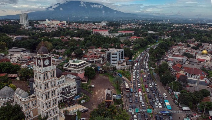 kepadatan-jalur-wisata-puncak-bogor-2_169