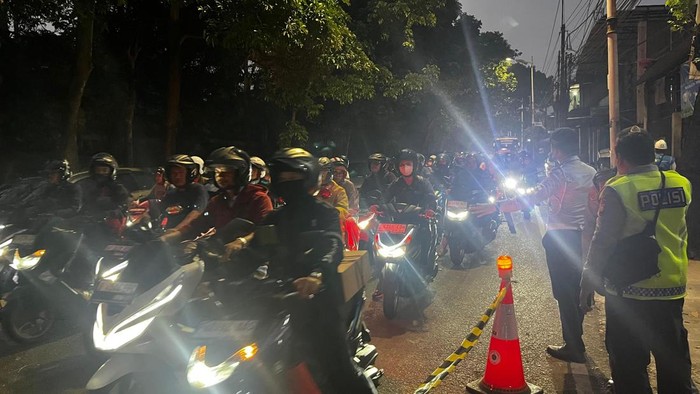 kepala-suku-dinas-sda-jakarta-selatan-santo-minta-maaf-perbaikan-jalan-amblas-di-lenteng-agung-bikin-macet-rumondangdetikcom-1780146986179_169