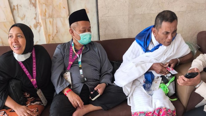 ketua-fraksi-partai-golkar-dpr-ri-m-sarmuji-saat-menjalankan-ibadah-haji-2026-1779995440010_169
