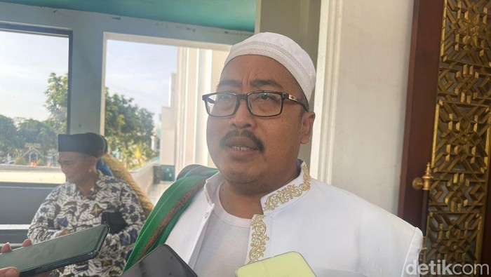 ketua-pbnu-gus-fahrur-ditemui-di-masjid-al-akbar-surabaya_169
