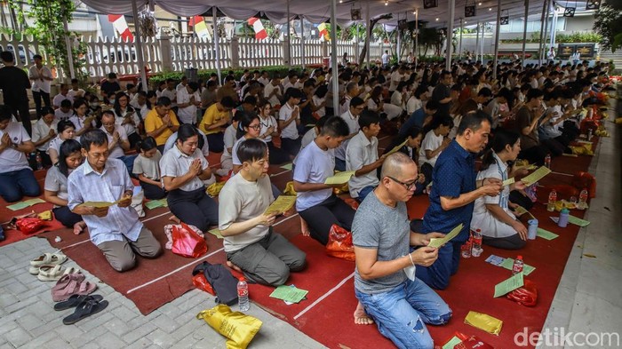 khidmat-waisak-di-jakarta-umat-buddha-berdoa-untuk-kedamaian-1780201622479_169