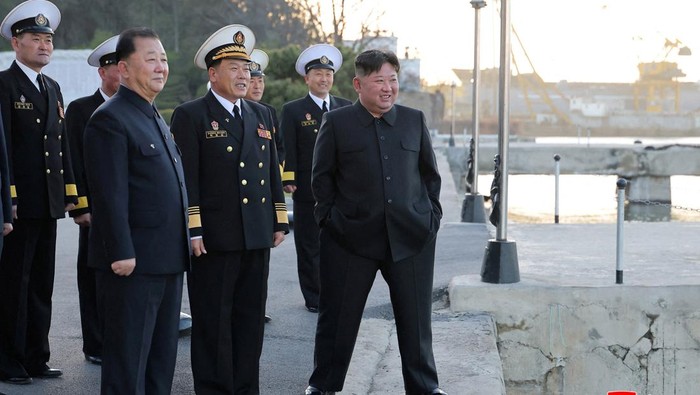 kim-jong-un-puas-uji-coba-rudal-dari-kapal-perang-sukses-1776144986903_169