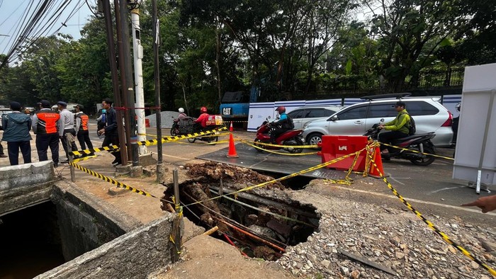 kondisi-di-sekitar-jalan-amblas-lenteng-agung-jakarta-selatan-sabtu-3052026-1780126020907_169