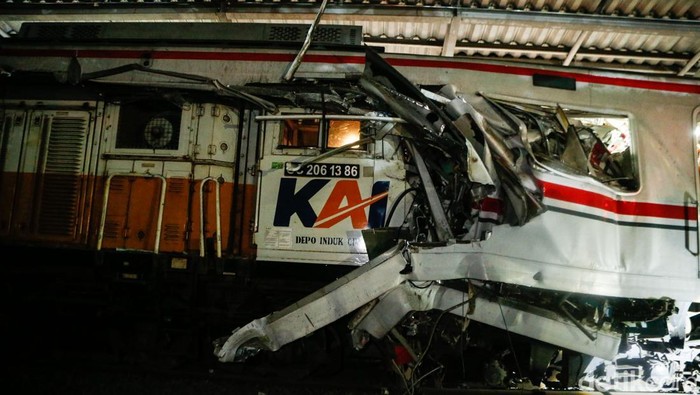 kondisi-terkini-dua-kereta-tabrakan-di-bekasi-1777311516737_169