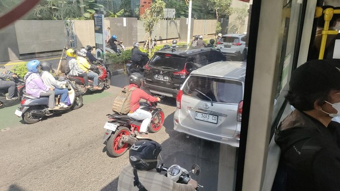 lalin-pancoran-arah-semanggi-mengalami-kemacetan-pagi-ini-kamis-2152026-1779331883429_169