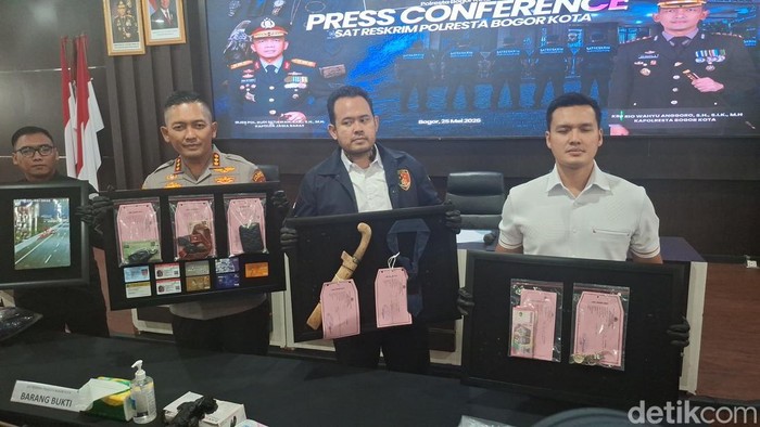 m-febryan-alias-ambon-26-mengaku-tega-membunuh-dan-melempar-jasad-aa-dari-jalan-layang-tol-borr-ke-jalan-raya-sholis-kota-bogo-1779707578003_169