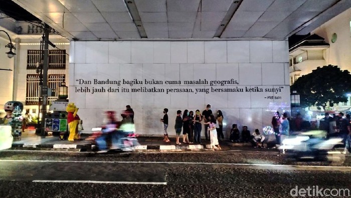 malam-di-kota-bandung-masih-jadi-magnet-bagi-wisatawan_169