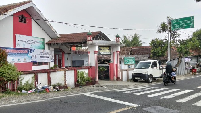 mobil-yang-dikendarai-kepala-dinas-kabupaten-pandeglang-menabrak-kerumunan-siswa-sdn-sukaratu-5-satu-orang-siswa-dilaporkan-me-1777542019380_169