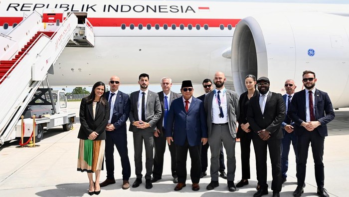 momen-presiden-prabowo-berfoto-bersama-para-pengawal-prancis-yang-mengawalnya-selama-kunjungan-kenegaraan-1780068375228_169