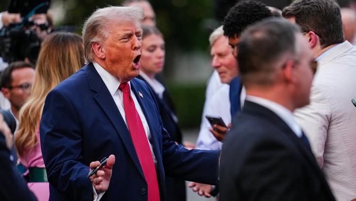 momen-santai-di-gedung-putih-donald-trump-dan-melania-trump-sapa-tamu-piknik-kongres-1779249692204_169