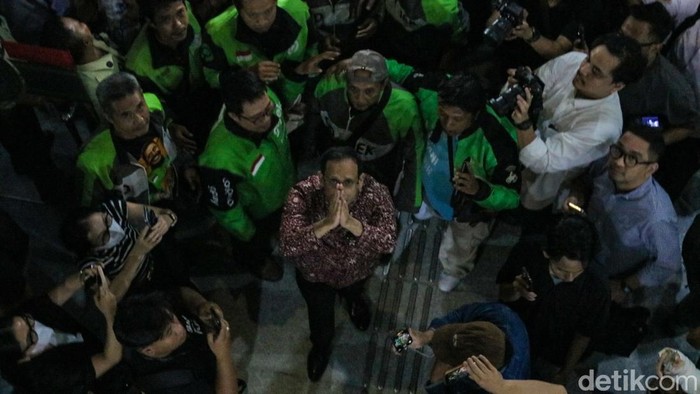 Visit Agenda: Momen Haru saat Nadiem Peluk dan Rangkul Ojol Usai Dituntut 18 Tahun Penjara