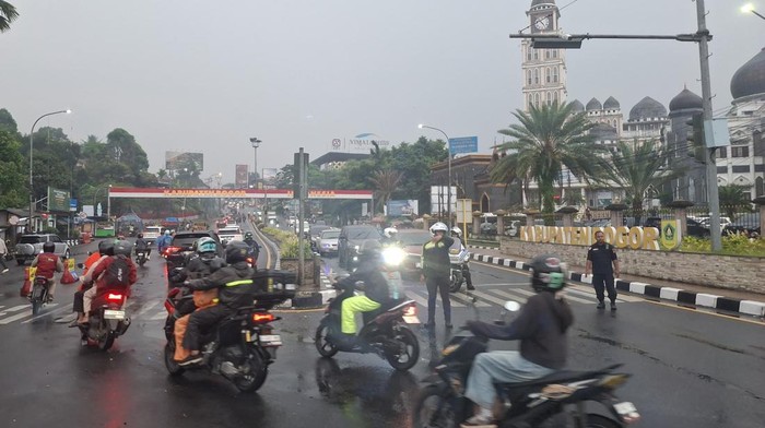 one-way-arah-jakarta-berakhir-lalu-lintas-puncak-bogor-berlaku-dua-arah-malam-ini-1779019979923_169