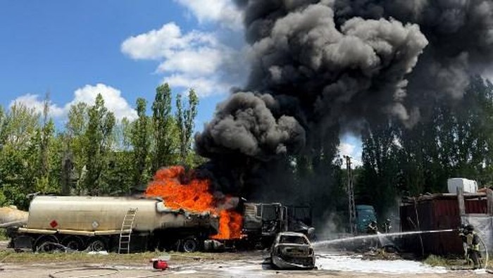 para-petugas-penyelamat-ukraina-memadamkan-api-usai-serangan-udara-di-fasilitas-infrastruktur-industri-di-zaporizhzhia-pada-15-1780223695990_169