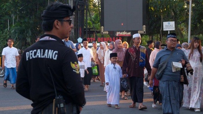 pecalang-berjaga-saat-shalat-idul-adha-1447-h-di-bali-1779847996141_169
