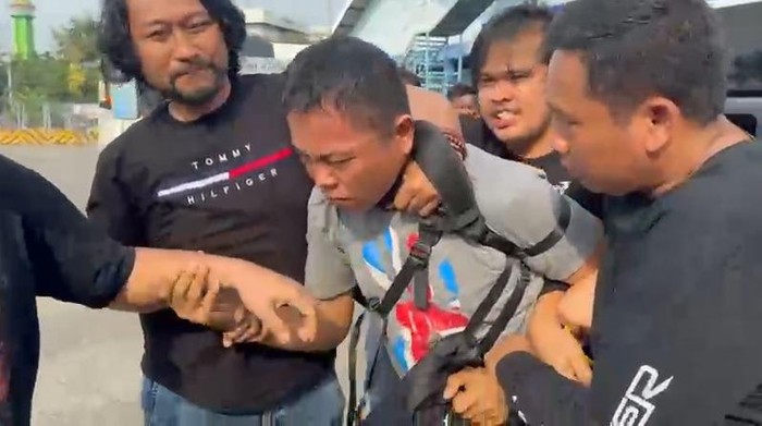 pelaku-penyekapan-dan-pemerkosaan-mahasiswi-di-makassar-saat-ditangkap-di-pelabuhan-tanjung-perak-surabaya-1778995183502_169
