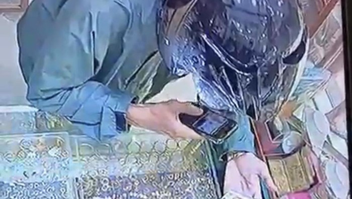 pelaku-sedang-memoto-emas-milik-toko-di-medan-sebelum-dibawa-kabur-dok-langkapan-layar-cctv-1779696634578_169