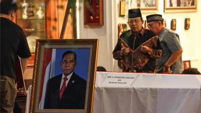 pelayat-silih-berganti-datangi-rumah-duka-ryamizard-ryacudu-1780240981914_169
