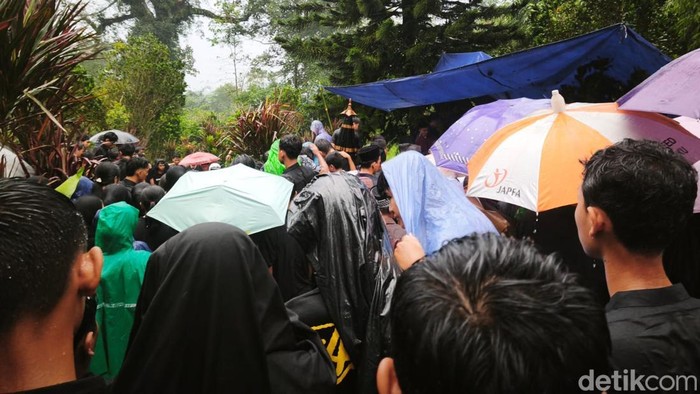 pemakaman-sekeluarga-yang-ditemukan-tewas-saat-kamping-di-temanggung-pemakaman-dilakukan-di-banyubiru-semarang-kamis-2852026-1779964930799_169
