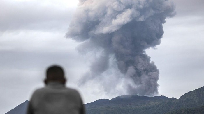 pemandu-warga-singapura-saat-gunung-dukono-erupsi-saya-ingin-sujud-di-kaki-orang-tuanya-untuk-minta-maaf-1778640060761